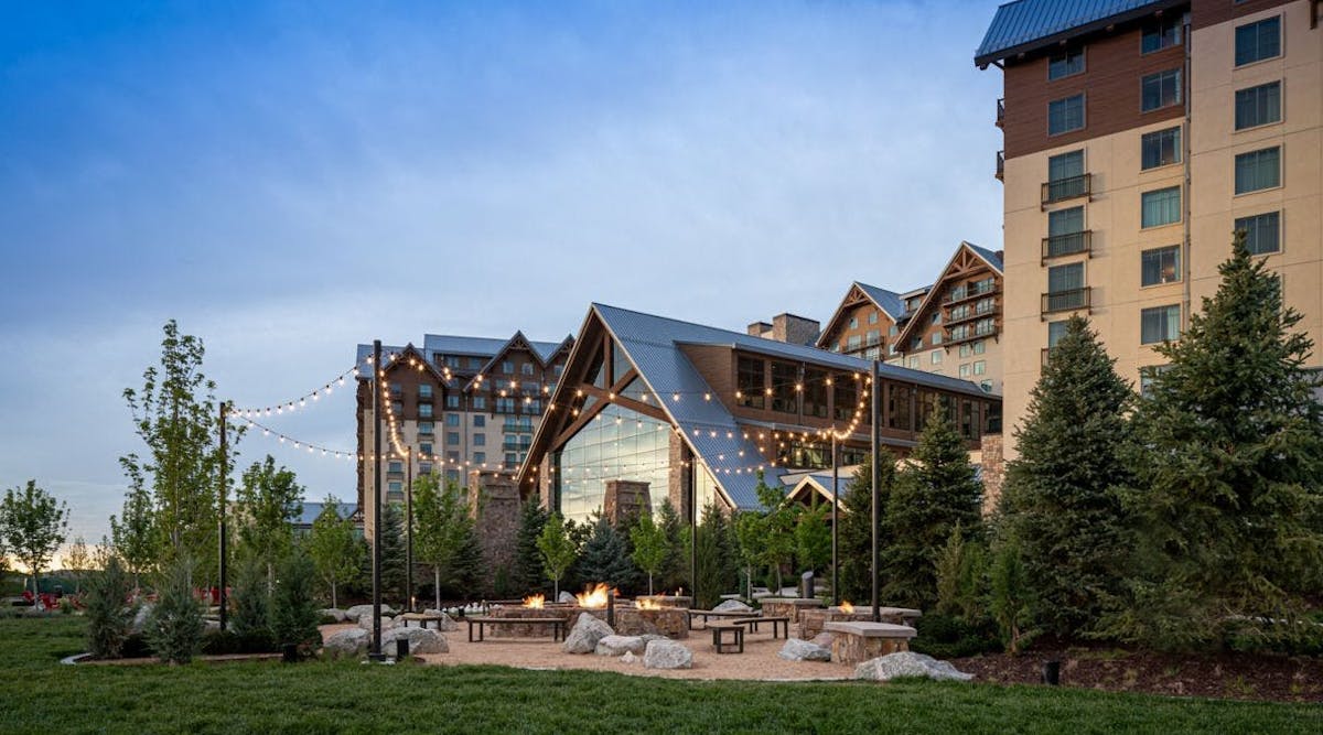 gaylord_rockies_lawn